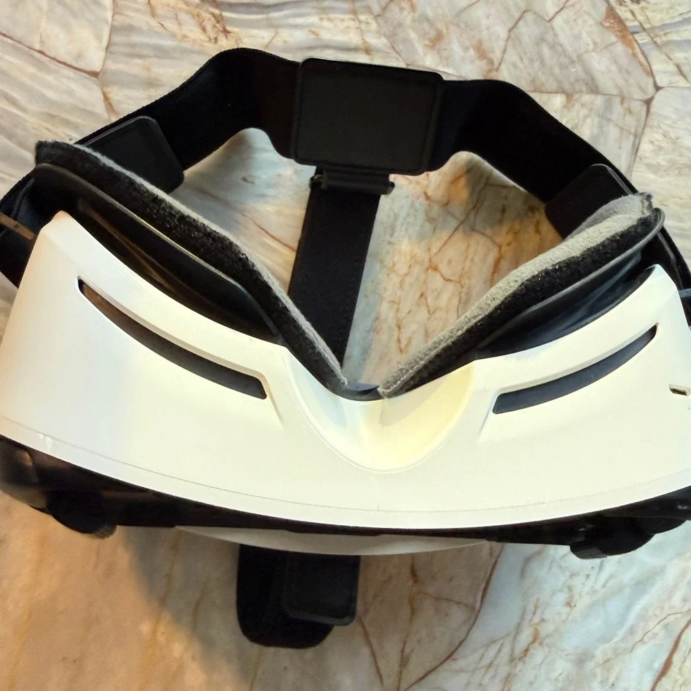 Samsung‎ Gear VR SM R322 Powered by Oculus Virtual Reality Headset White